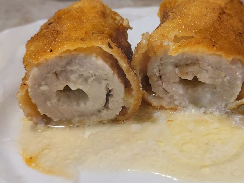 karađorđeva šnicla servirana na tanjiru