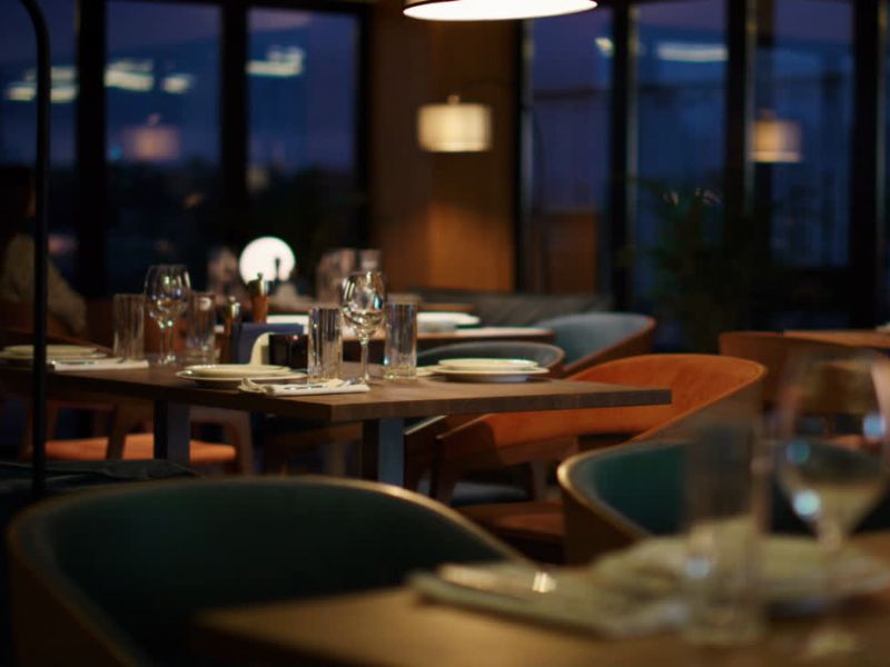 prikaz postavljenih stolova u restoranu