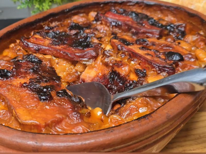 prikaz prebranca u glinenoj posudi sa mesom