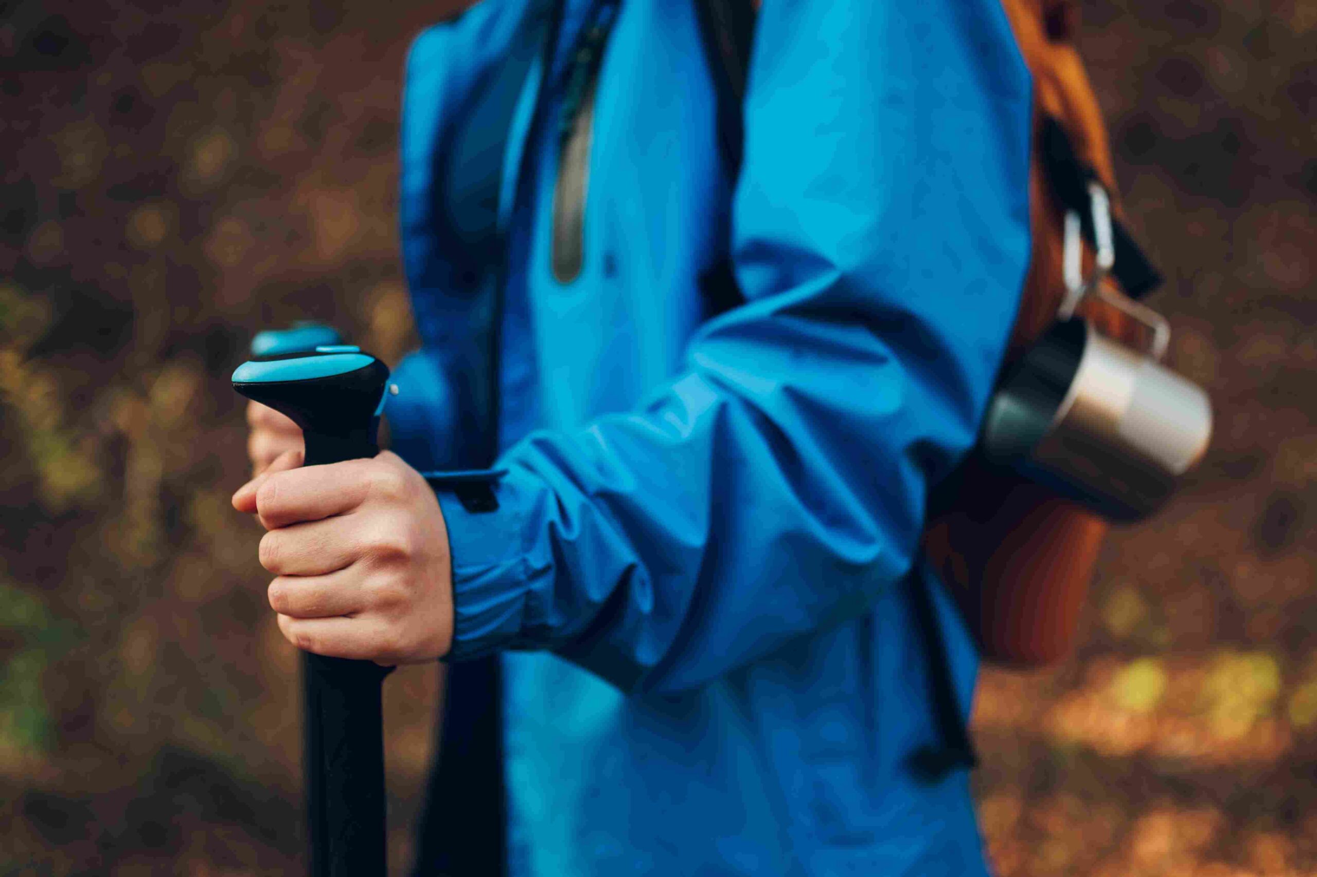 Student sa rancem i štapovima za planinarenje uživa u aktivnosti u prirodi