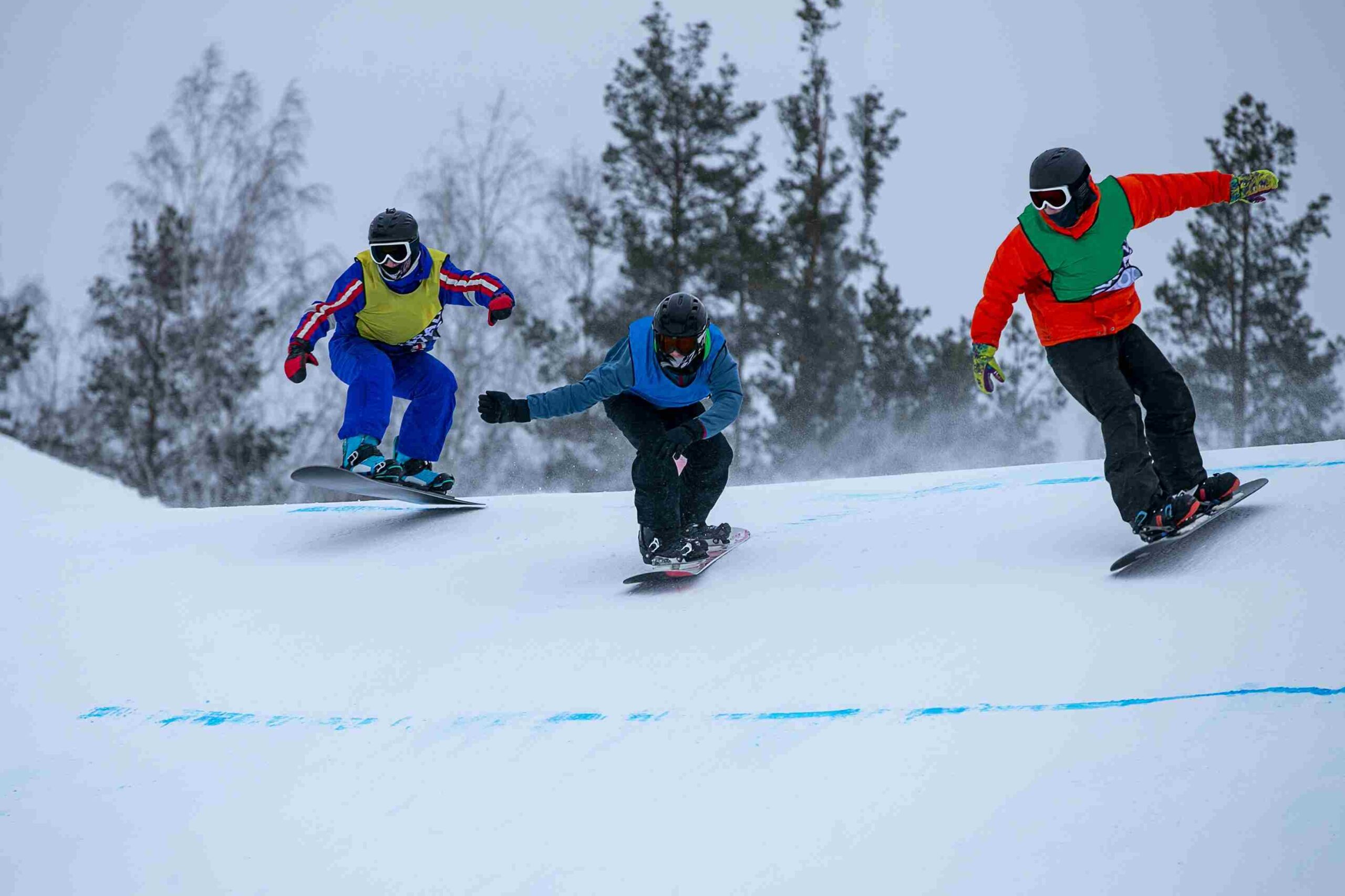 Snowboarderi voze po snežnoj stazi tokom zimskih sportskih aktivnosti