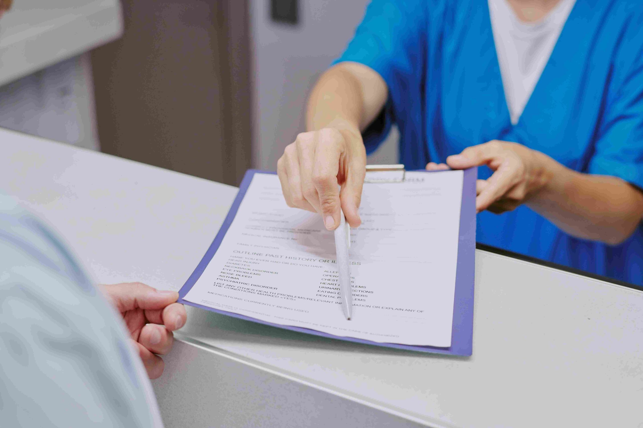Medicinski radnik pokazuje dokument pacijentu tokom pregleda